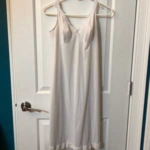 Vintage vanity fair slip in white with lace